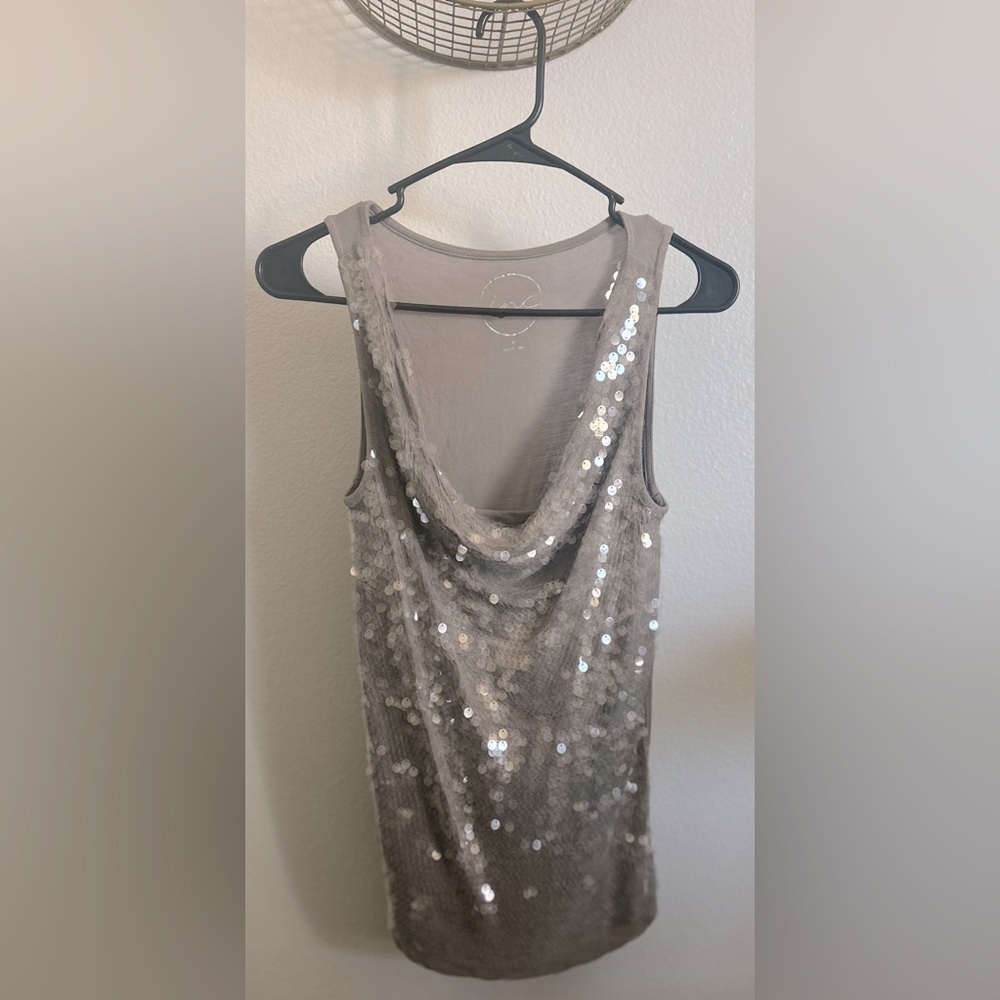 Pre-Owned. Sequin Top. Size Medium. Great condition!